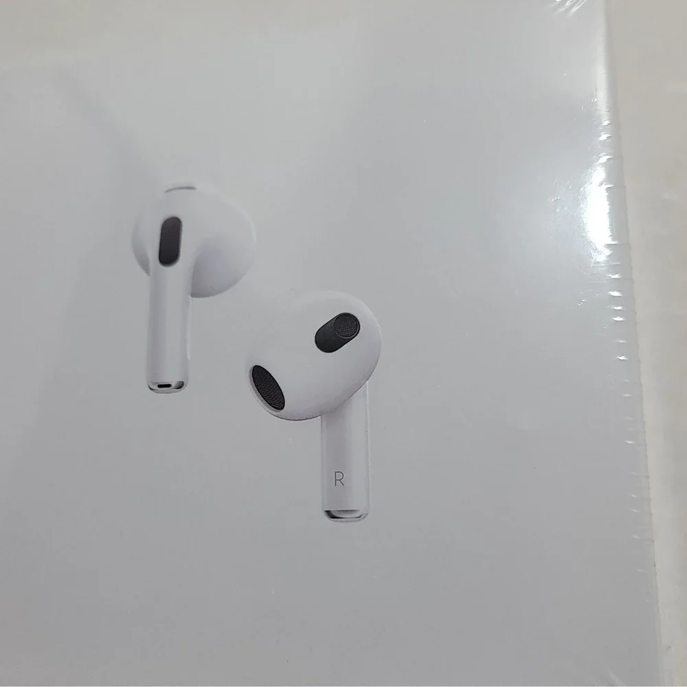 New in Box Wireless Bluetooth Ear Buds With MagSafe Charging Case Made in China